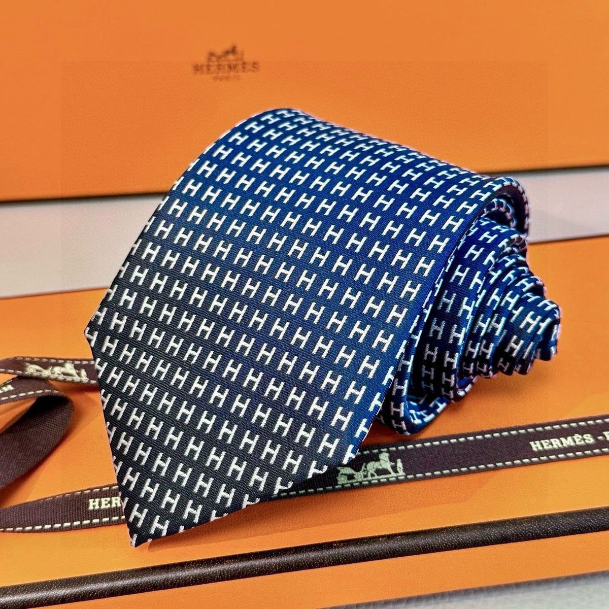 Hermes Style Men's H Pattern Woven Silk Tie - Detail Image 2