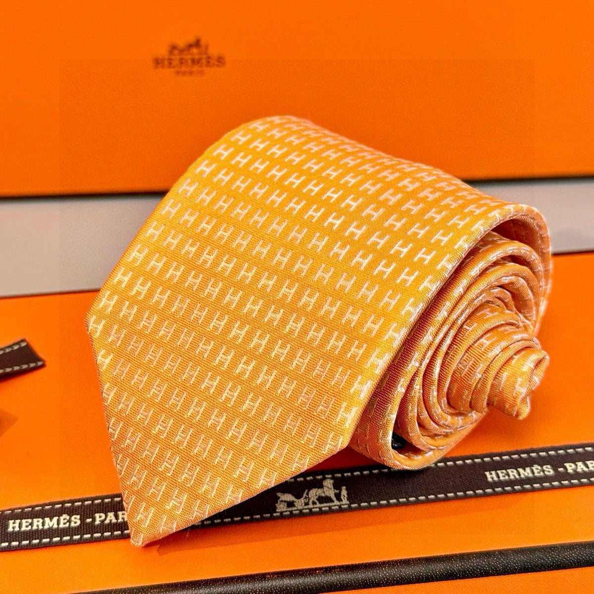 Hermes Style Men's H Pattern Woven Silk Tie - Detail Image 4