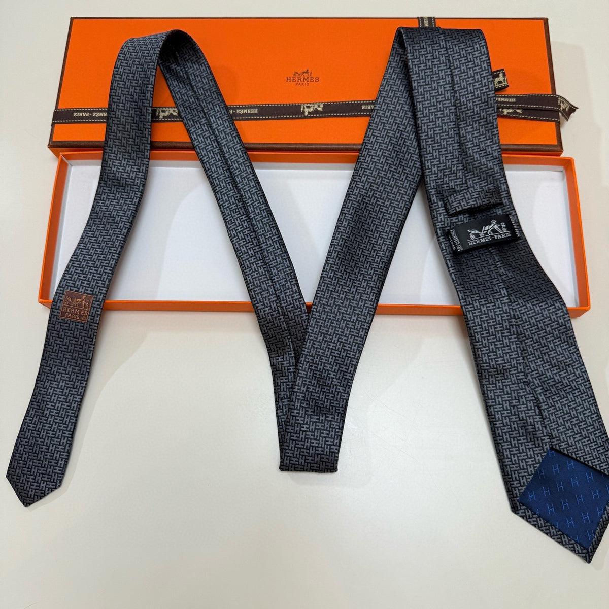 Hermès Style Men's Textured Silk Tie - Detail Image 3