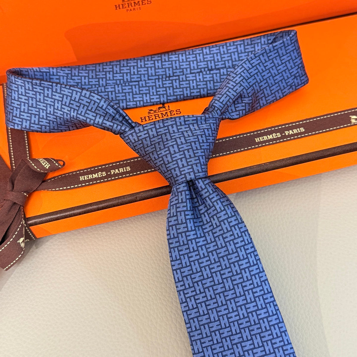 Hermès Style Men's Textured Silk Tie - Detail Image 8