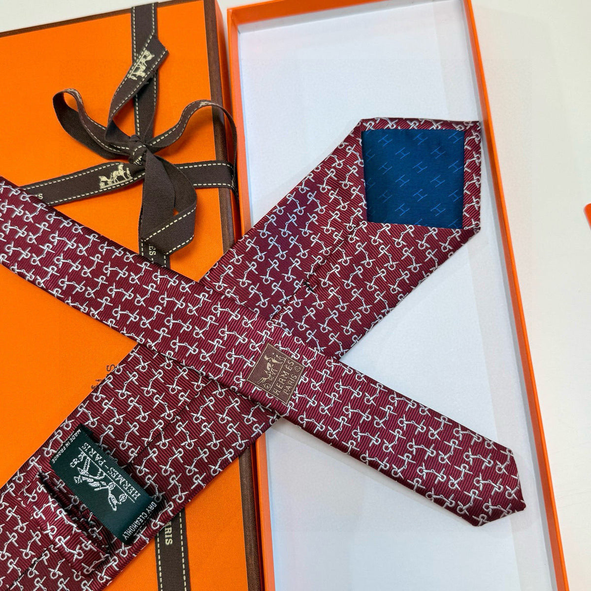 Hermes Style Men's Houndstooth Pattern Silk Tie - Detail Image 6