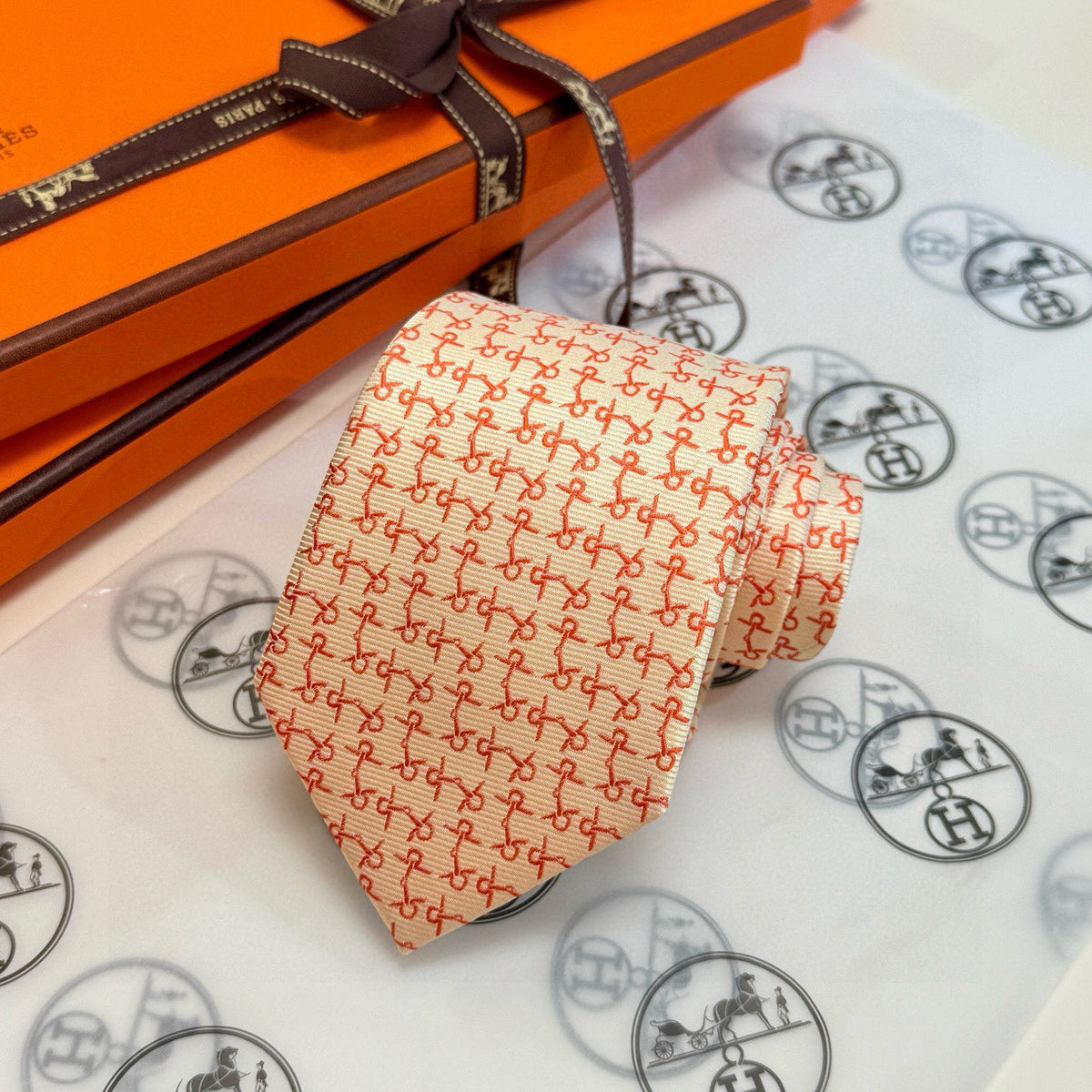 Hermes Style Men's Houndstooth Pattern Silk Tie - Detail Image 10