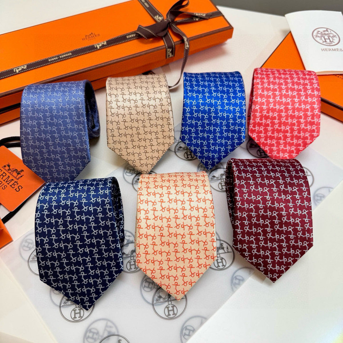 Hermes Style Men's Houndstooth Pattern Silk Tie - Main Image