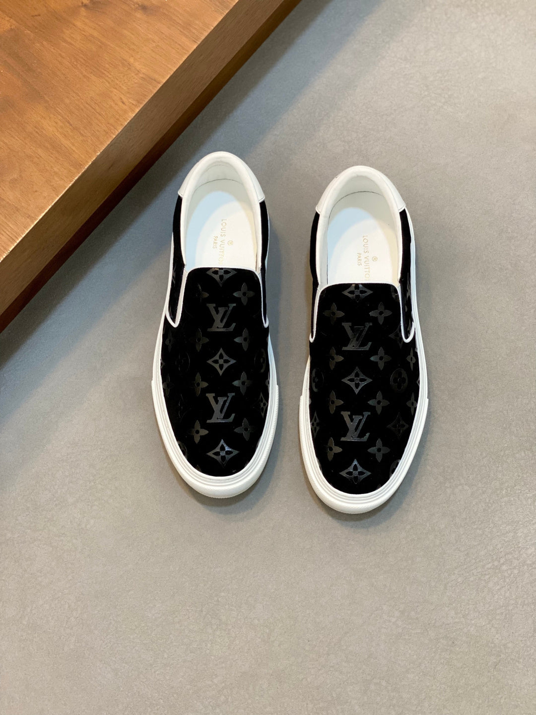 Totem Embossed Leather Casual Sneakers