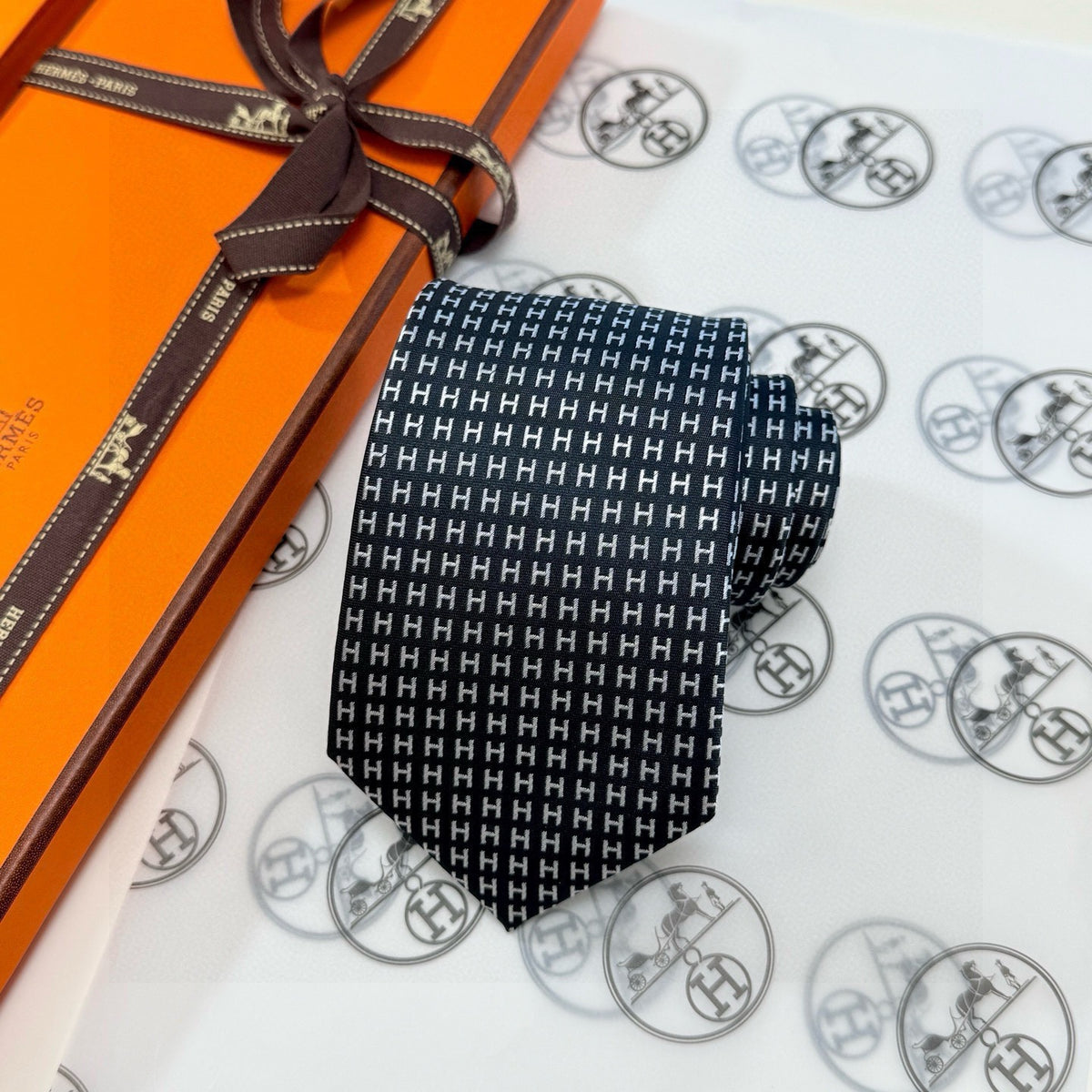 Hermes Style Men's Solid and Micro Pattern Silk Tie - Detail Image 12