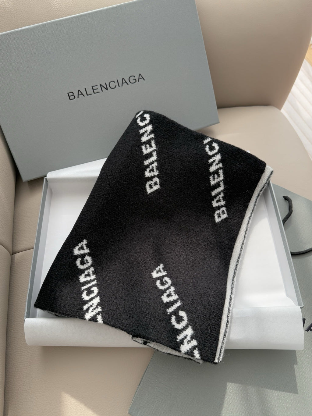 Balenciaga Style Reversible Logo Knit Scarf product detail 4