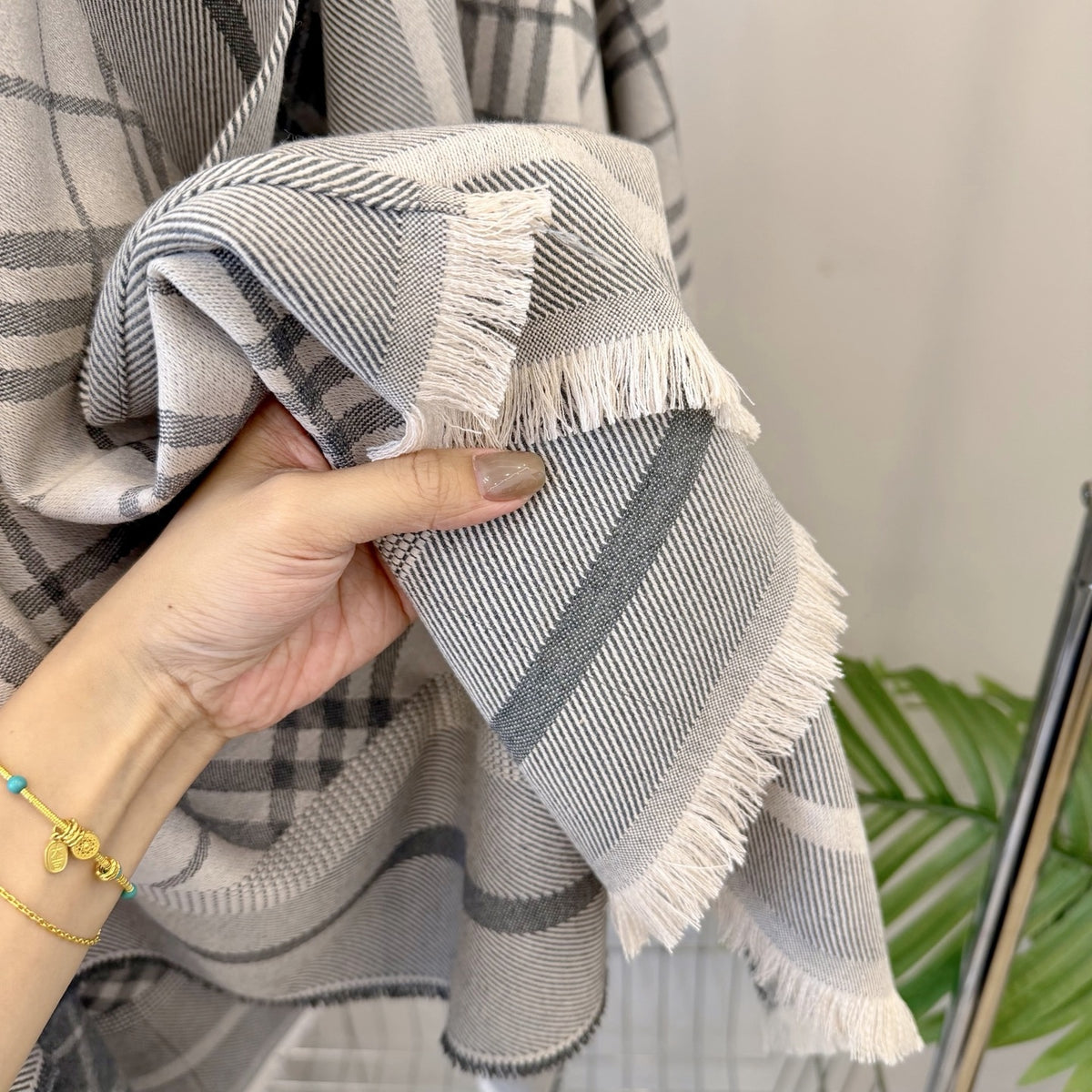Burberry Style Reversible Plaid Cape Shawl product detail 9