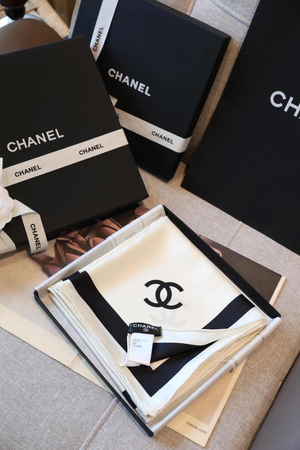 Chanel Style Contrast-Border Lightweight Shawl product detail 2