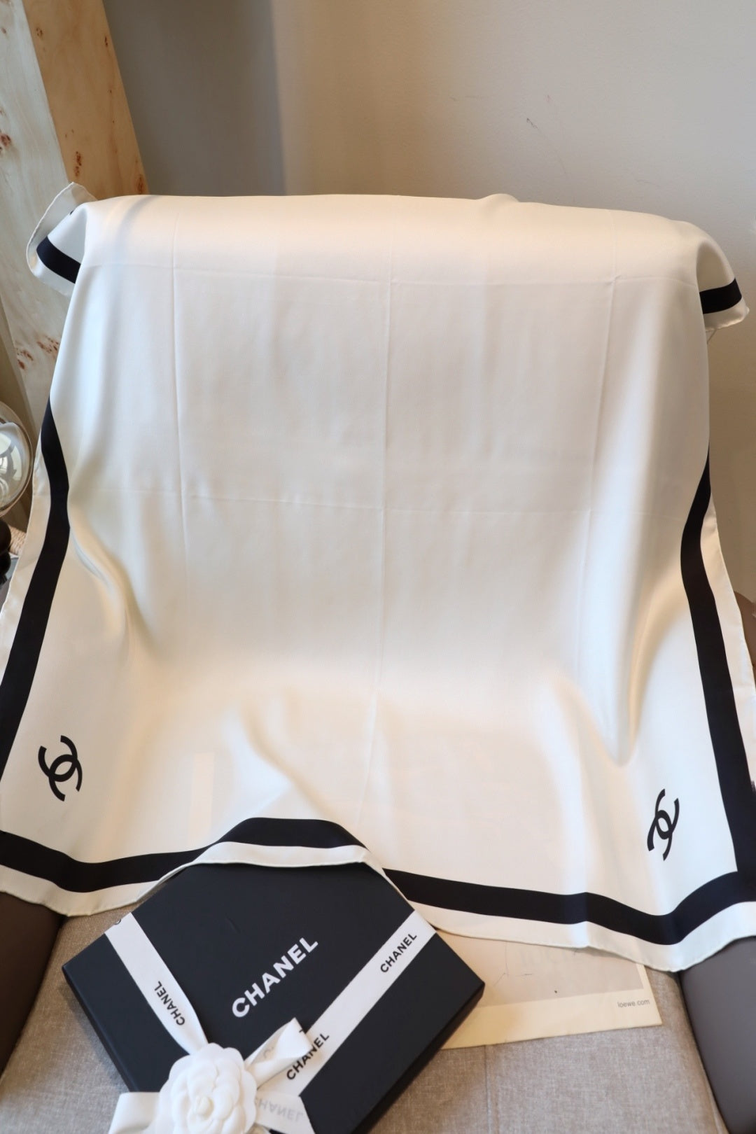 Chanel Style Contrast-Border Lightweight Shawl product detail 6