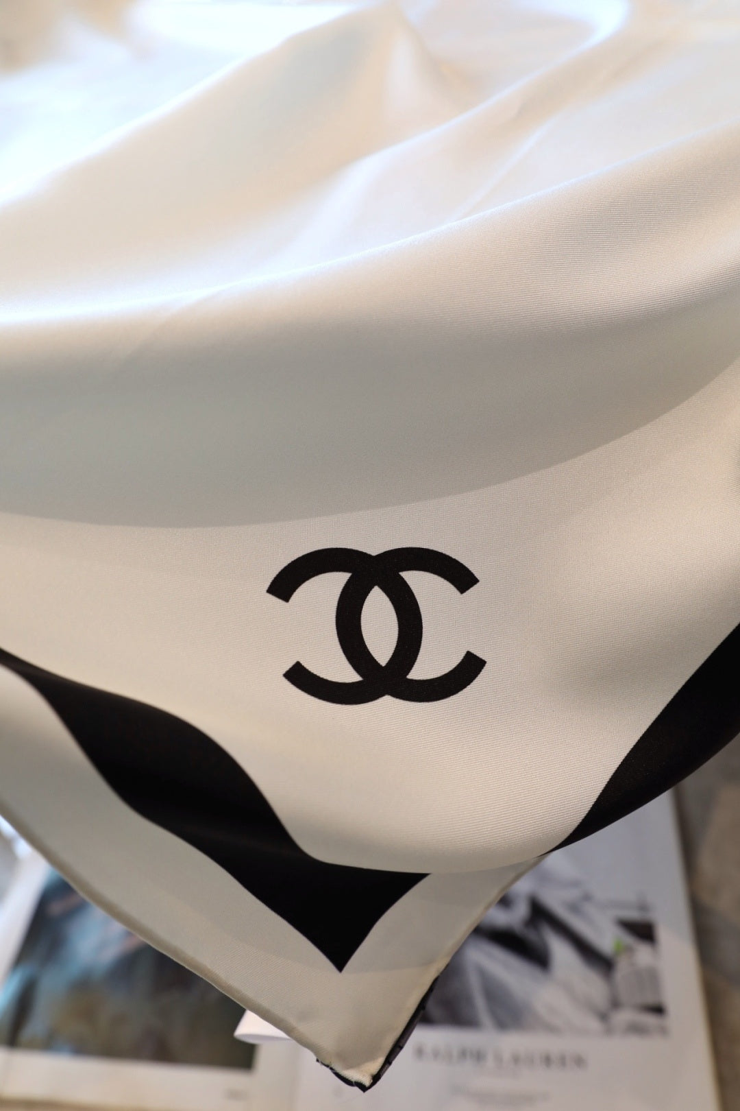 Chanel Style Contrast-Border Lightweight Shawl product detail 7