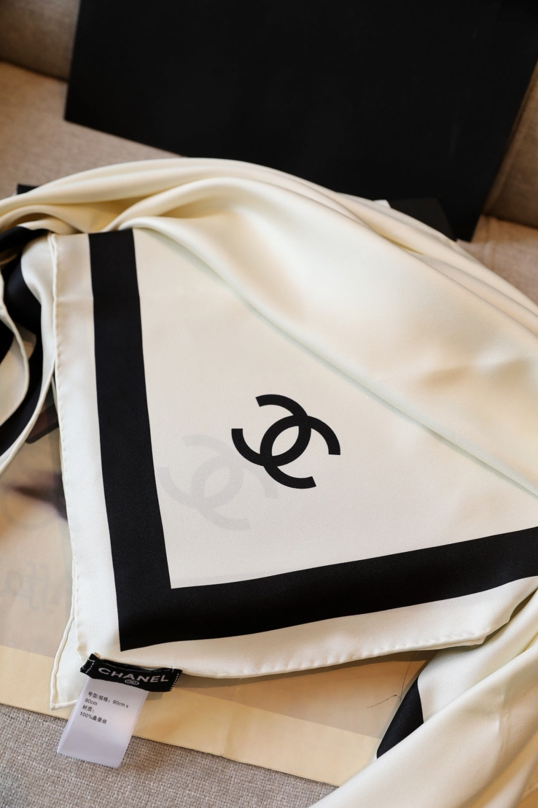 Chanel Style Contrast-Border Lightweight Shawl product detail 9