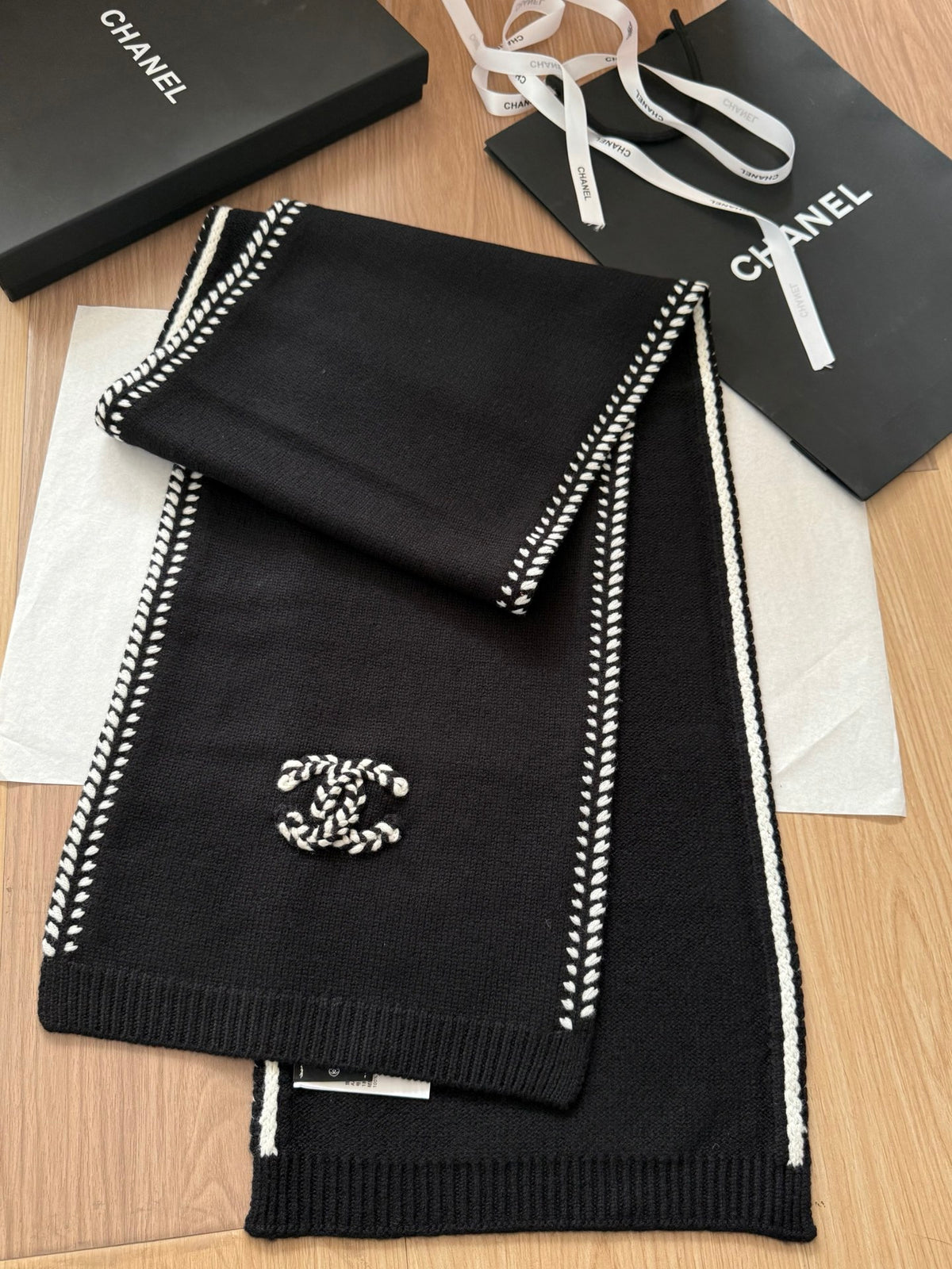Chanel Style Contrast-Edge Knit Scarf product detail 3
