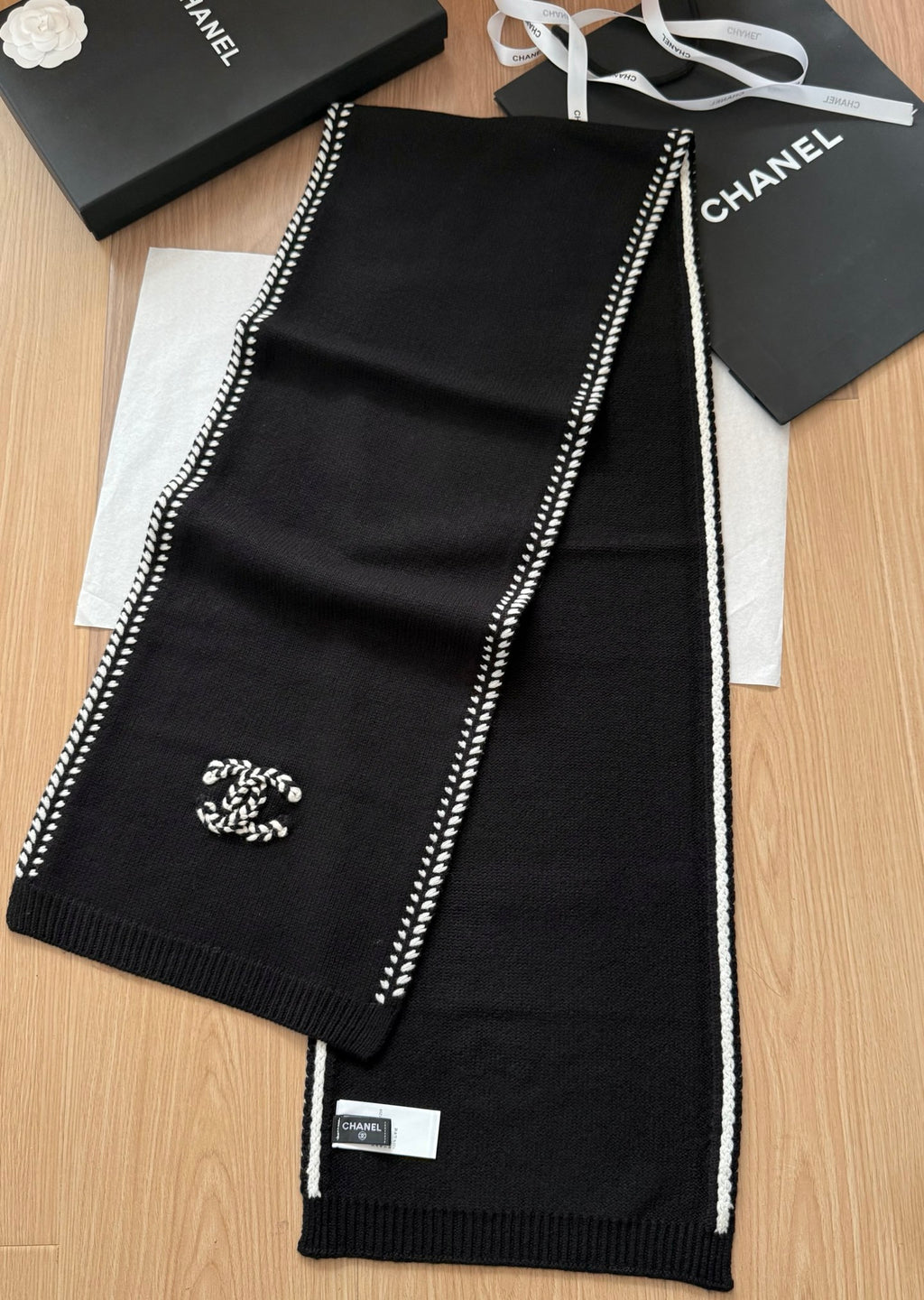 Chanel Style Contrast-Edge Knit Scarf product detail 4