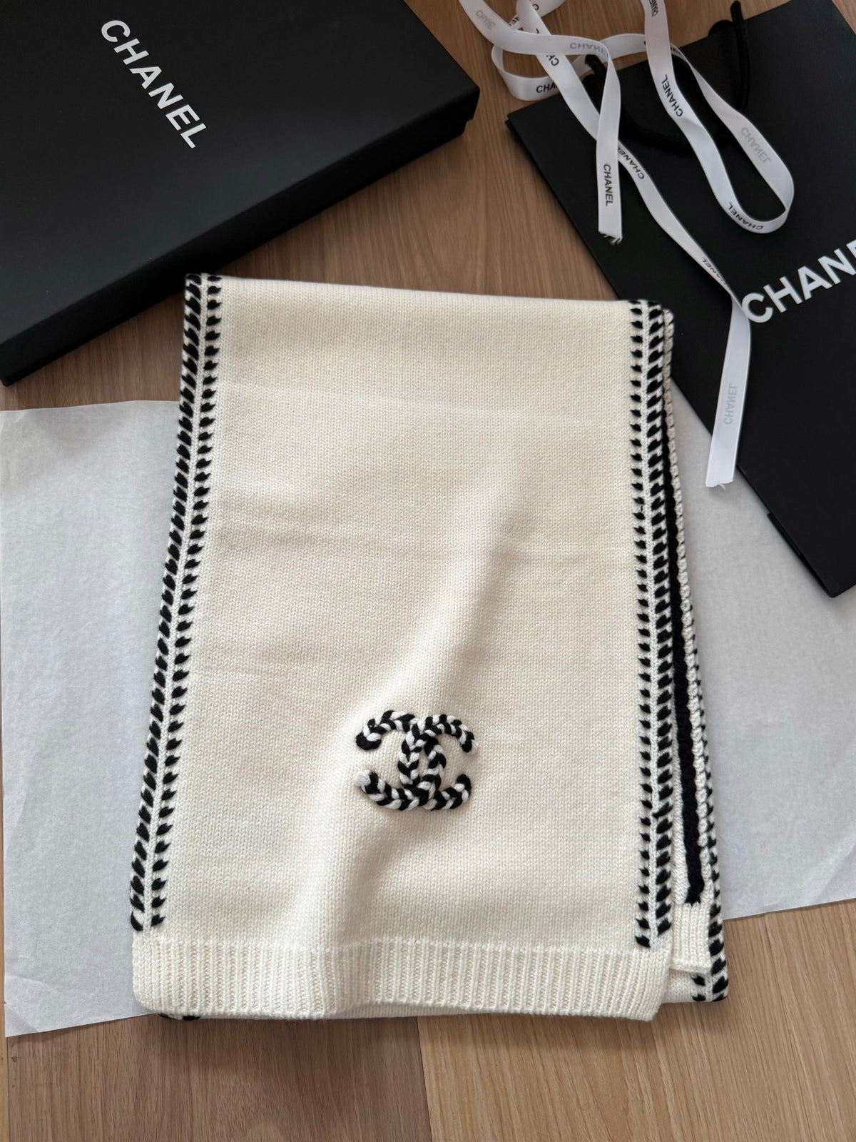 Chanel Style Contrast-Edge Knit Scarf product detail 5