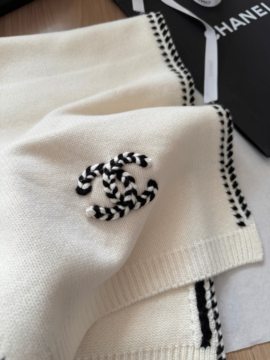 Chanel Style Contrast-Edge Knit Scarf product detail 8