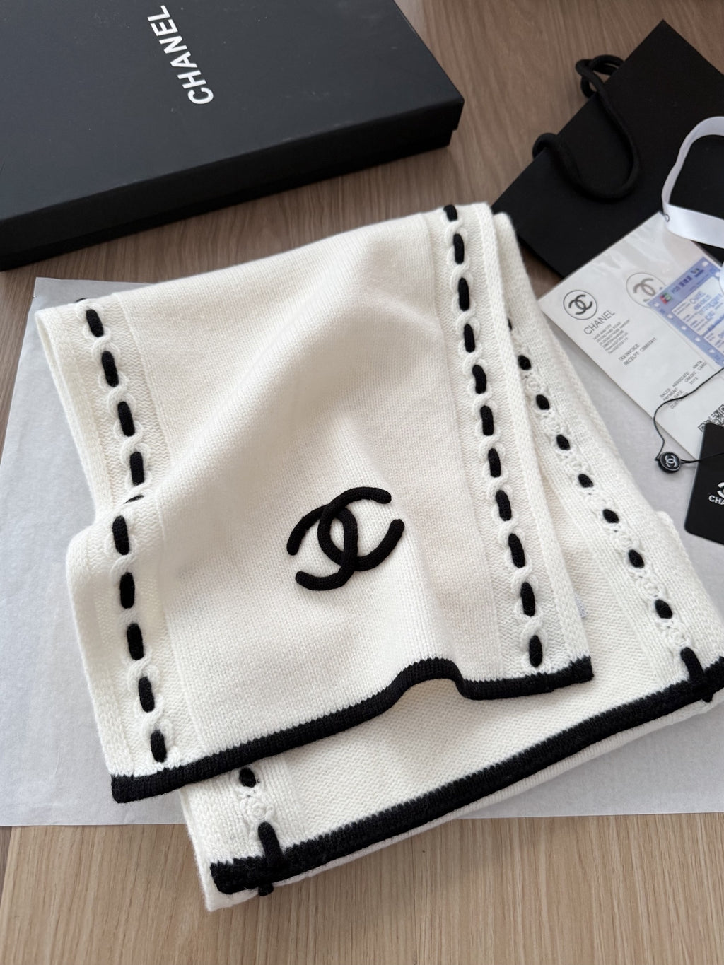 Chanel Style Contrast-Stitch Knit Scarf product detail 3