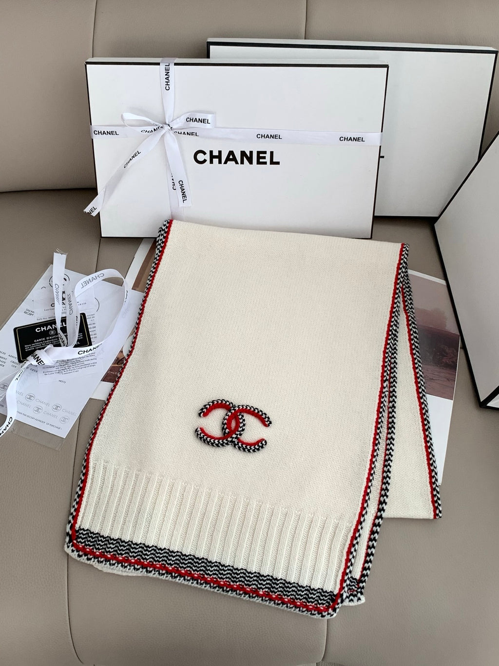 Chanel Style Contrast-Trim Scarf and Beanie Set product detail 2