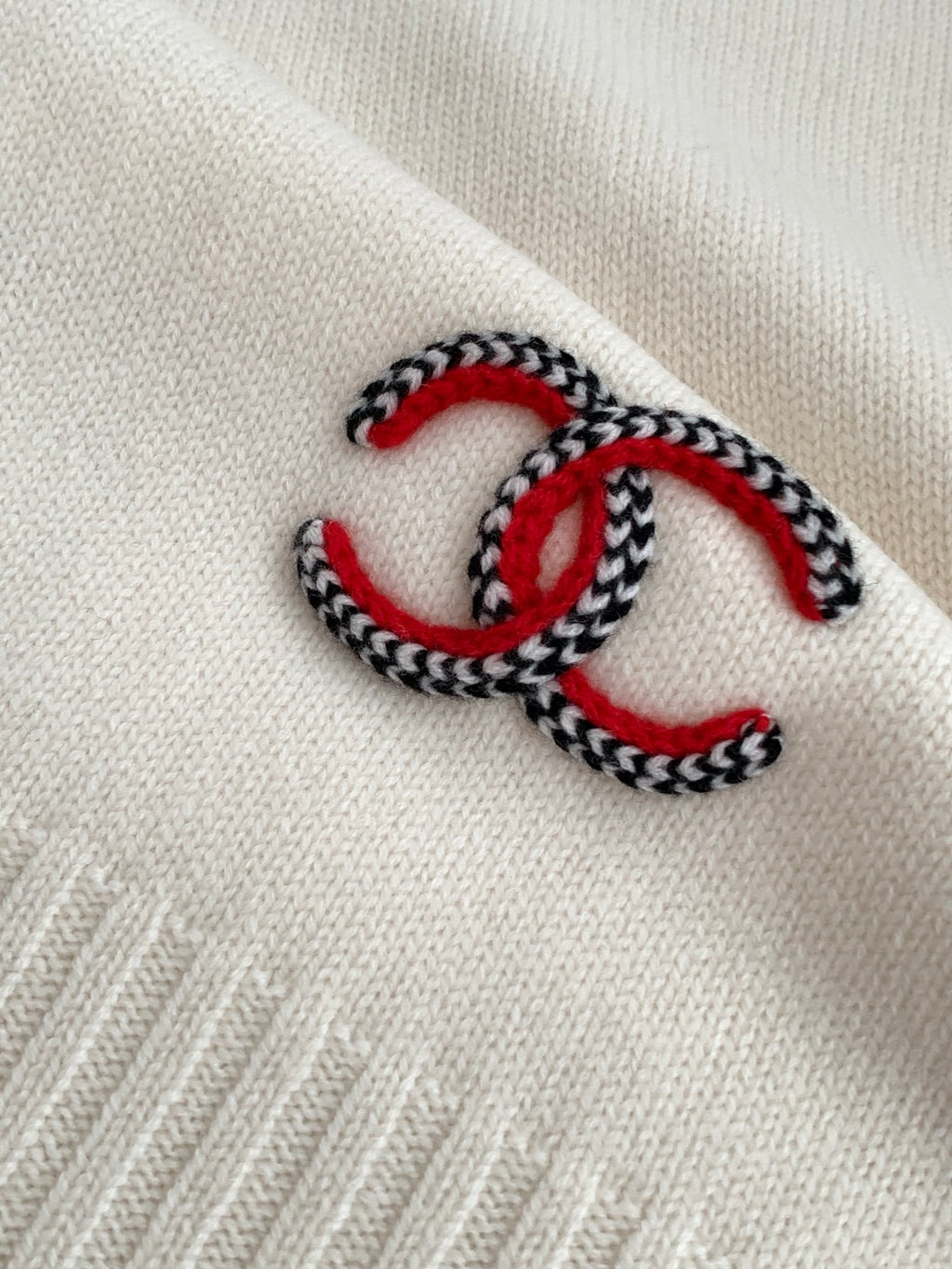 Chanel Style Contrast-Trim Scarf and Beanie Set product detail 5