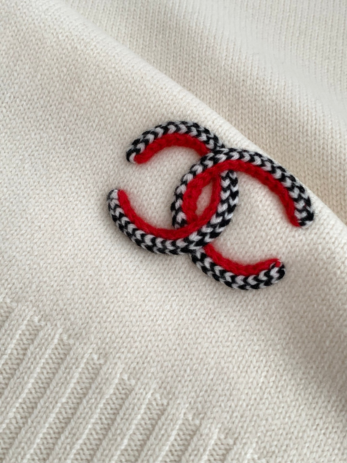 Chanel Style Contrast-Trim Scarf and Beanie Set product detail 5