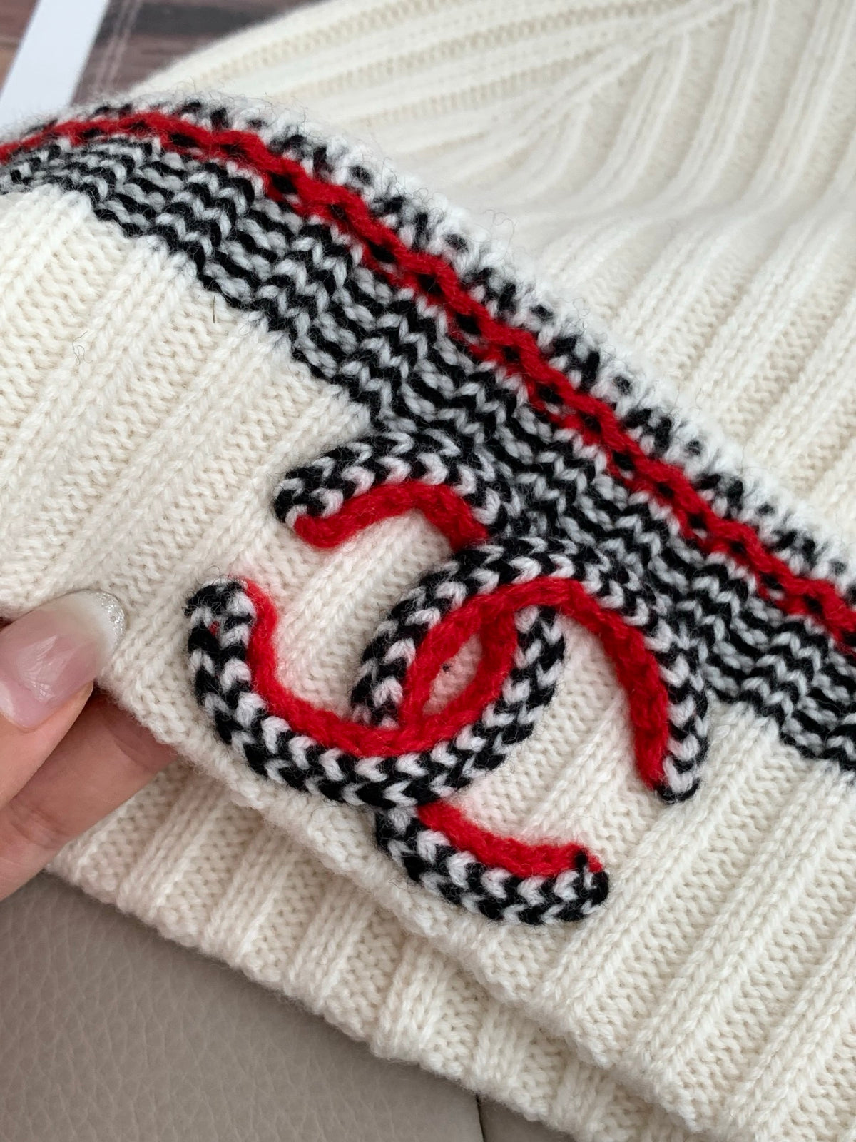 Chanel Style Contrast-Trim Scarf and Beanie Set product detail 8