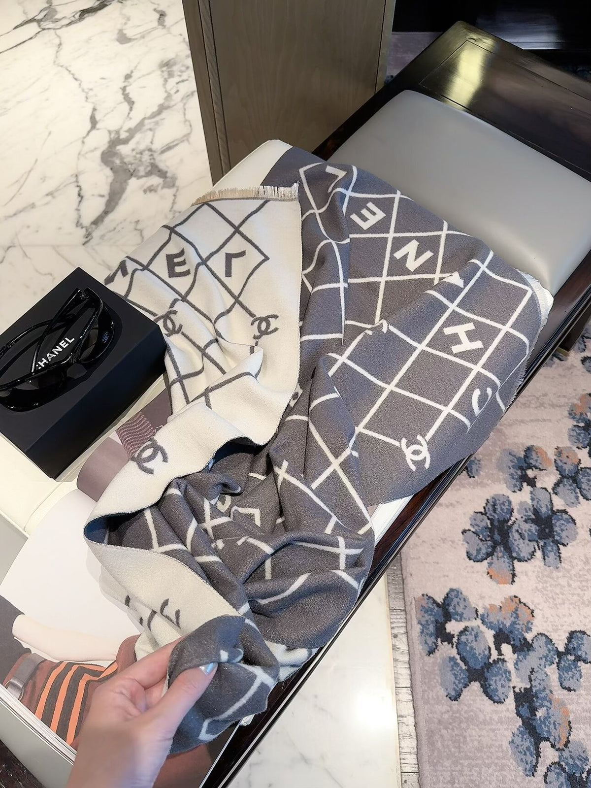 Chanel Style Diamond Lattice Logo Scarf product detail 8