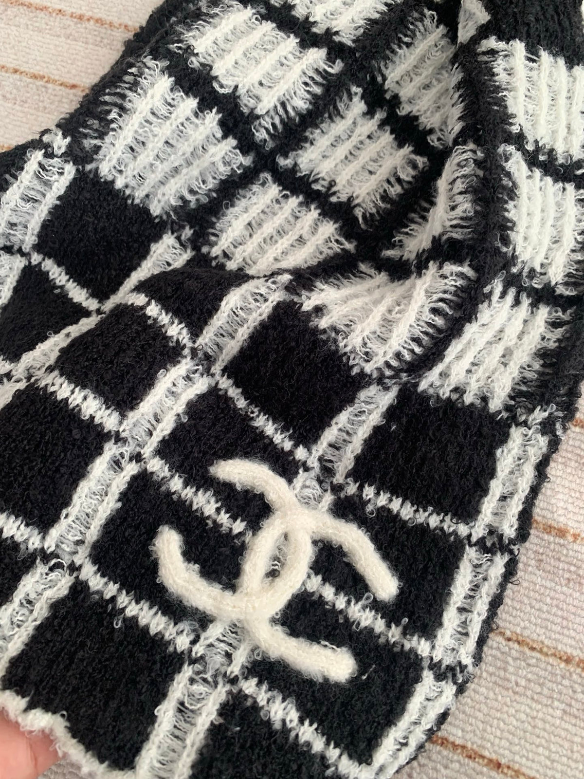 Chanel Style Fuzzy Windowpane Plaid Scarf product detail 8