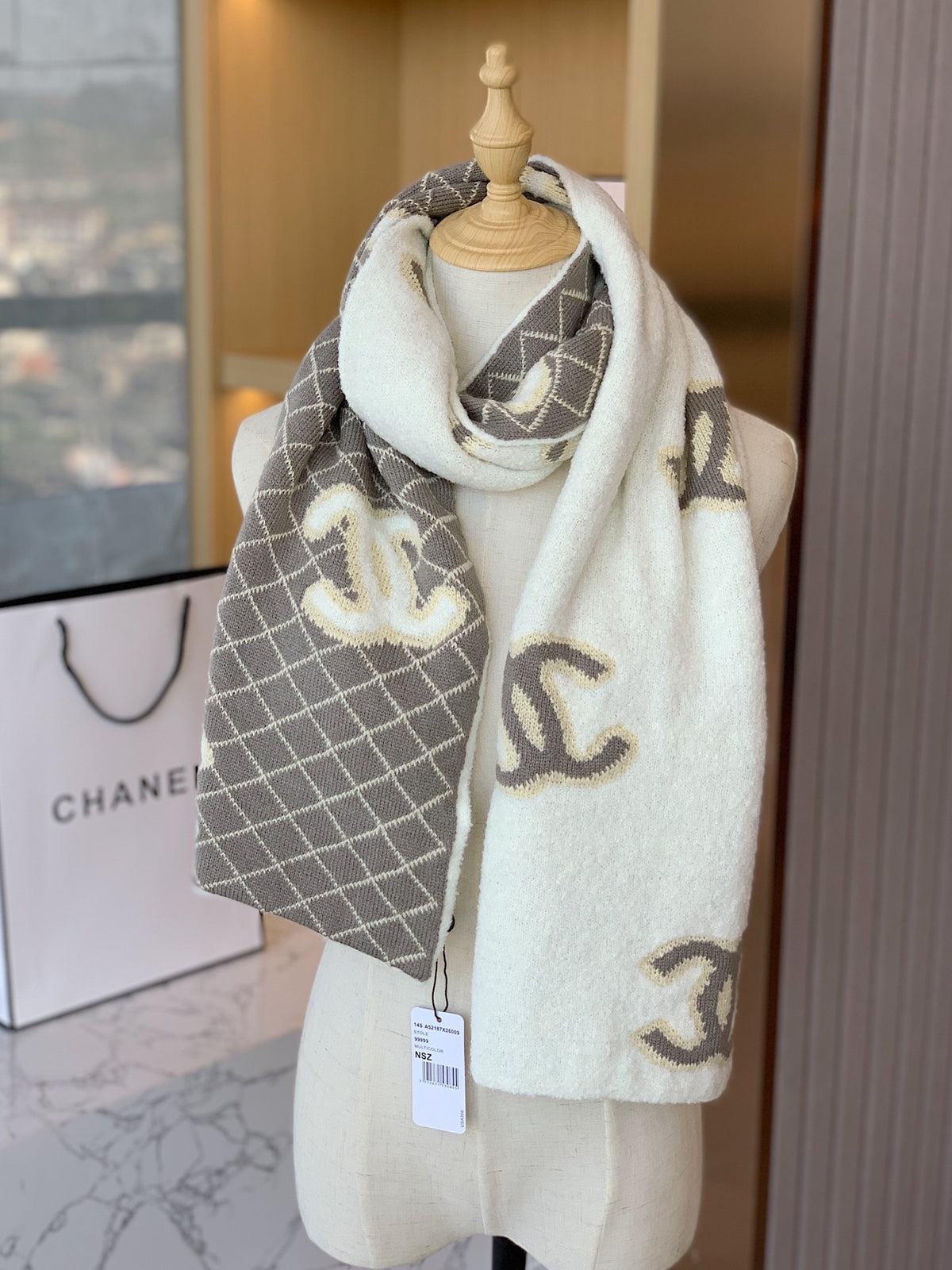 Chanel Style Reversible Plush Diamond Logo Scarf product detail 10