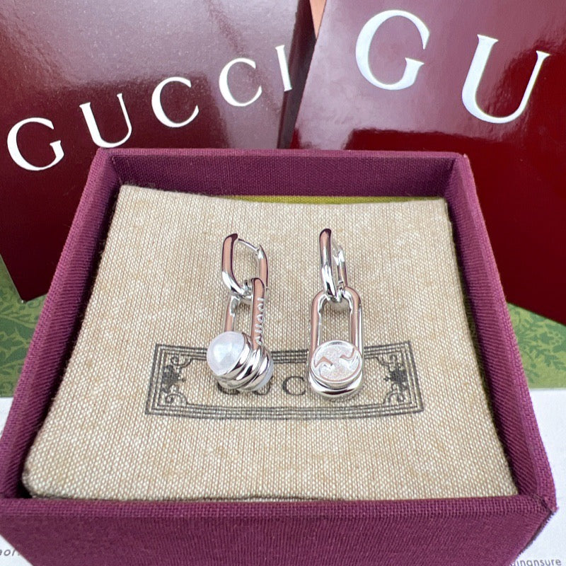 Gucci Dangling Pearl Earrings detail view 3