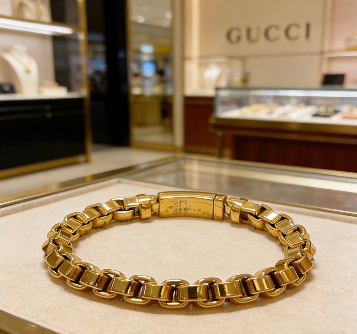 Gucci Polished Chain Bracelet detail view 6