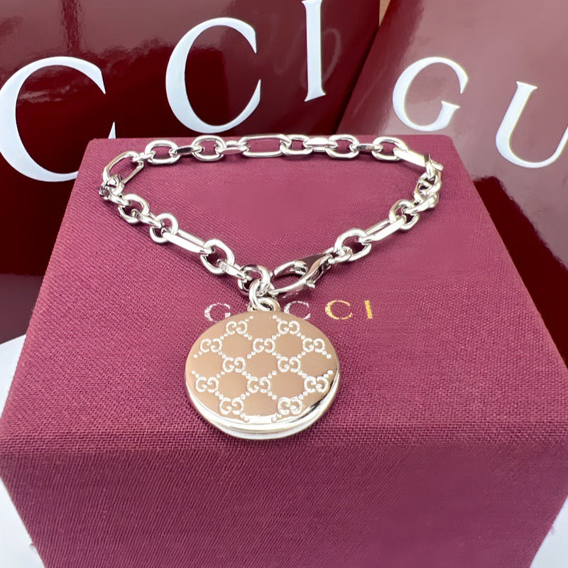 Gucci Round Pocket Watch Bracelet detail view 1