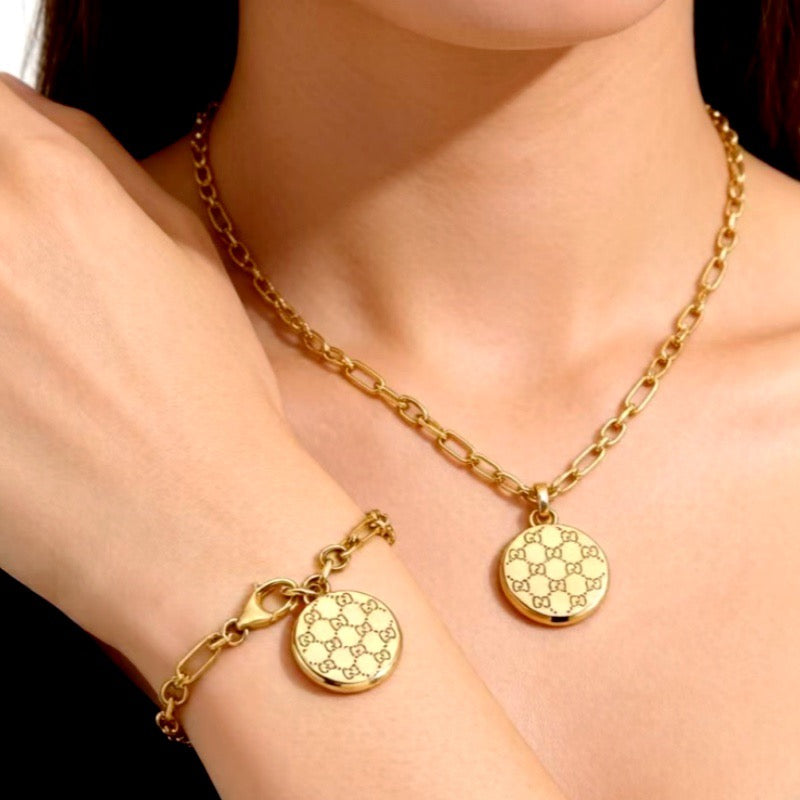 Gucci Round Pocket Watch Bracelet detail view 3