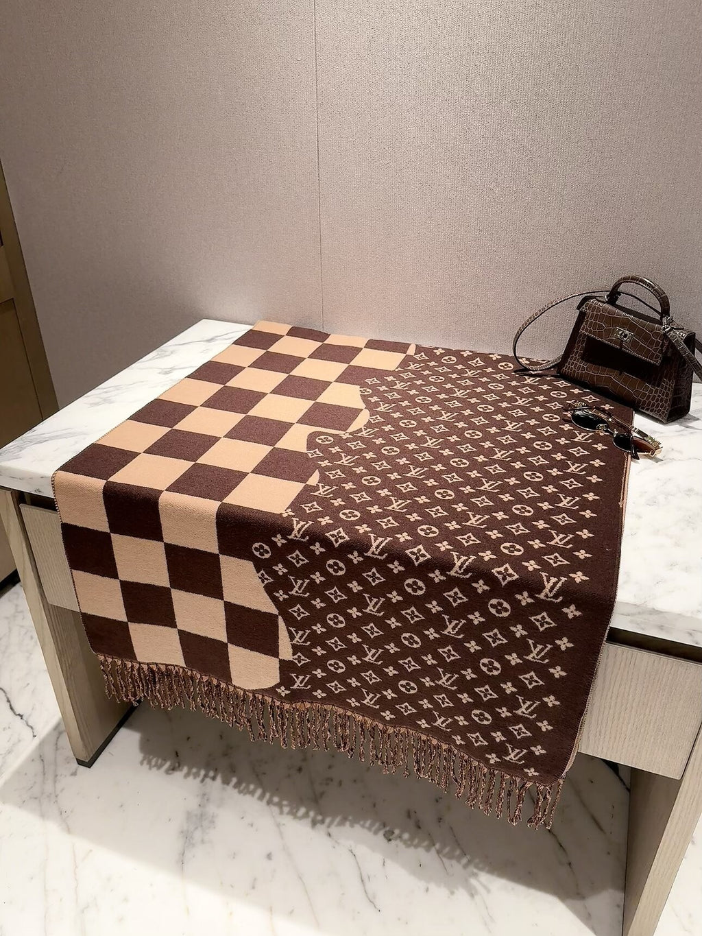 Louis Vuitton Style Checkerboard Monogram Scarf product detail 5