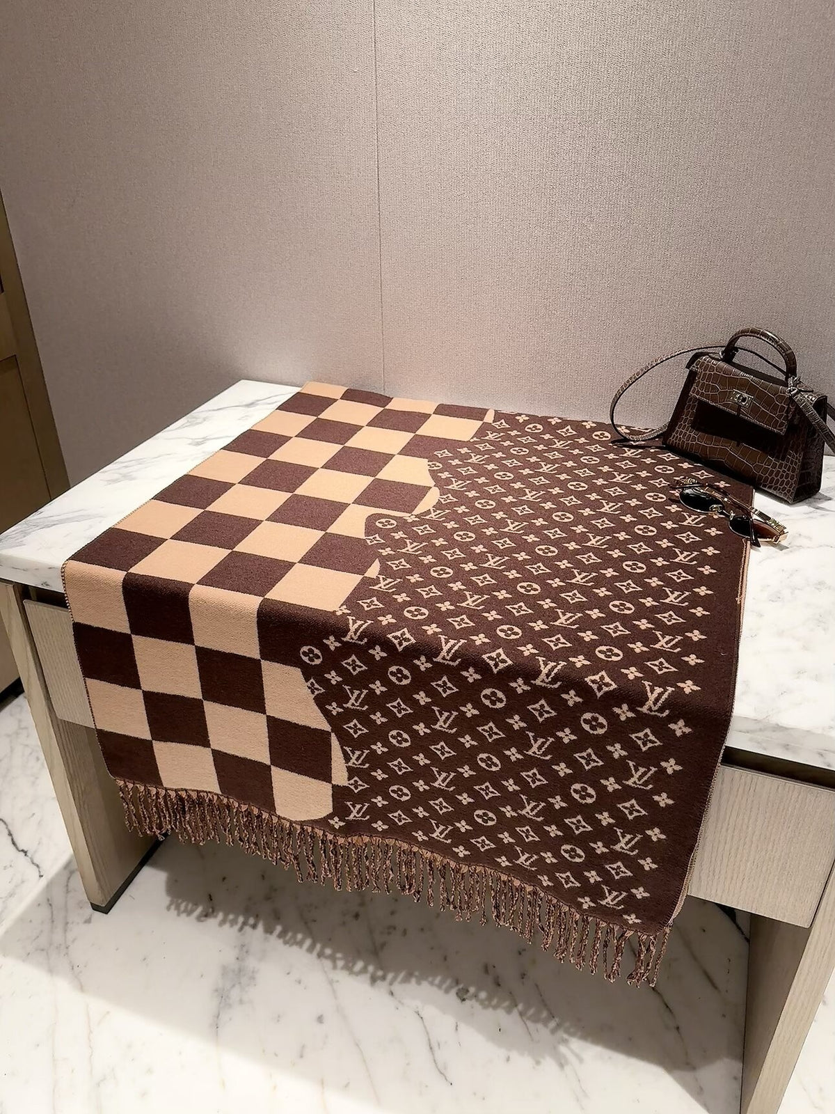 Louis Vuitton Style Checkerboard Monogram Scarf product detail 5