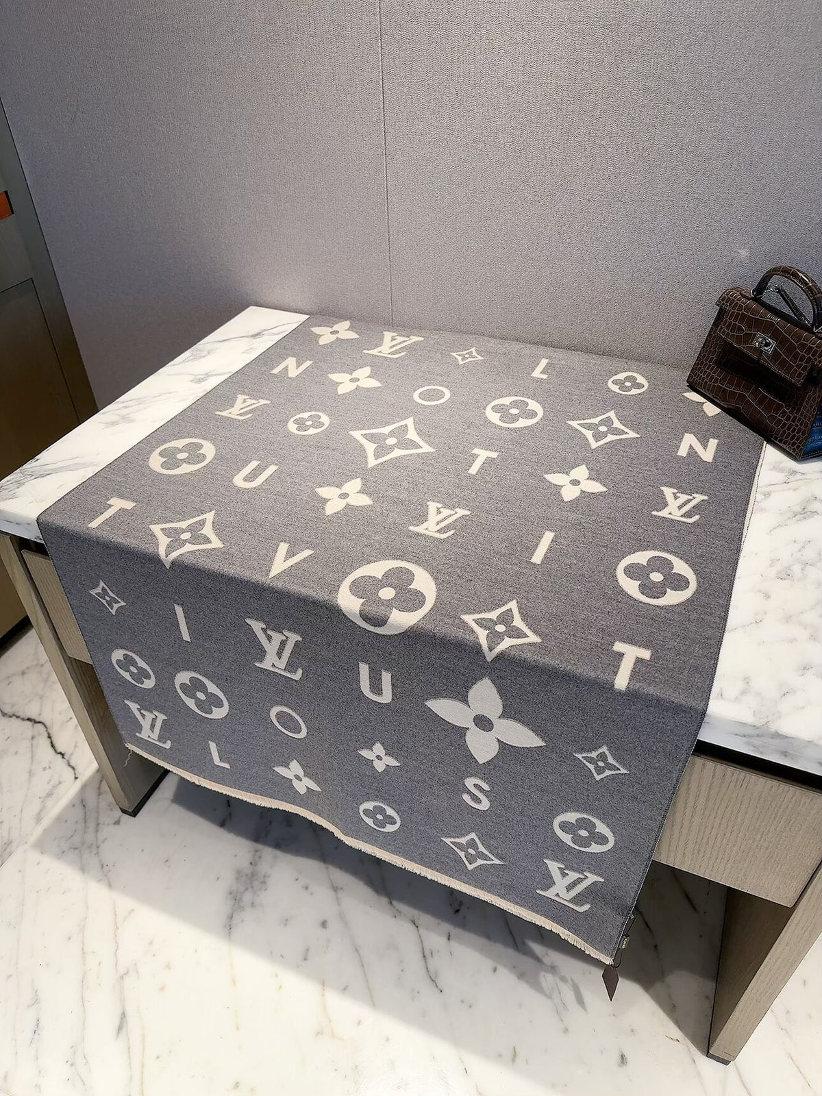Louis Vuitton Style Oversized Motif Scarf product detail 5