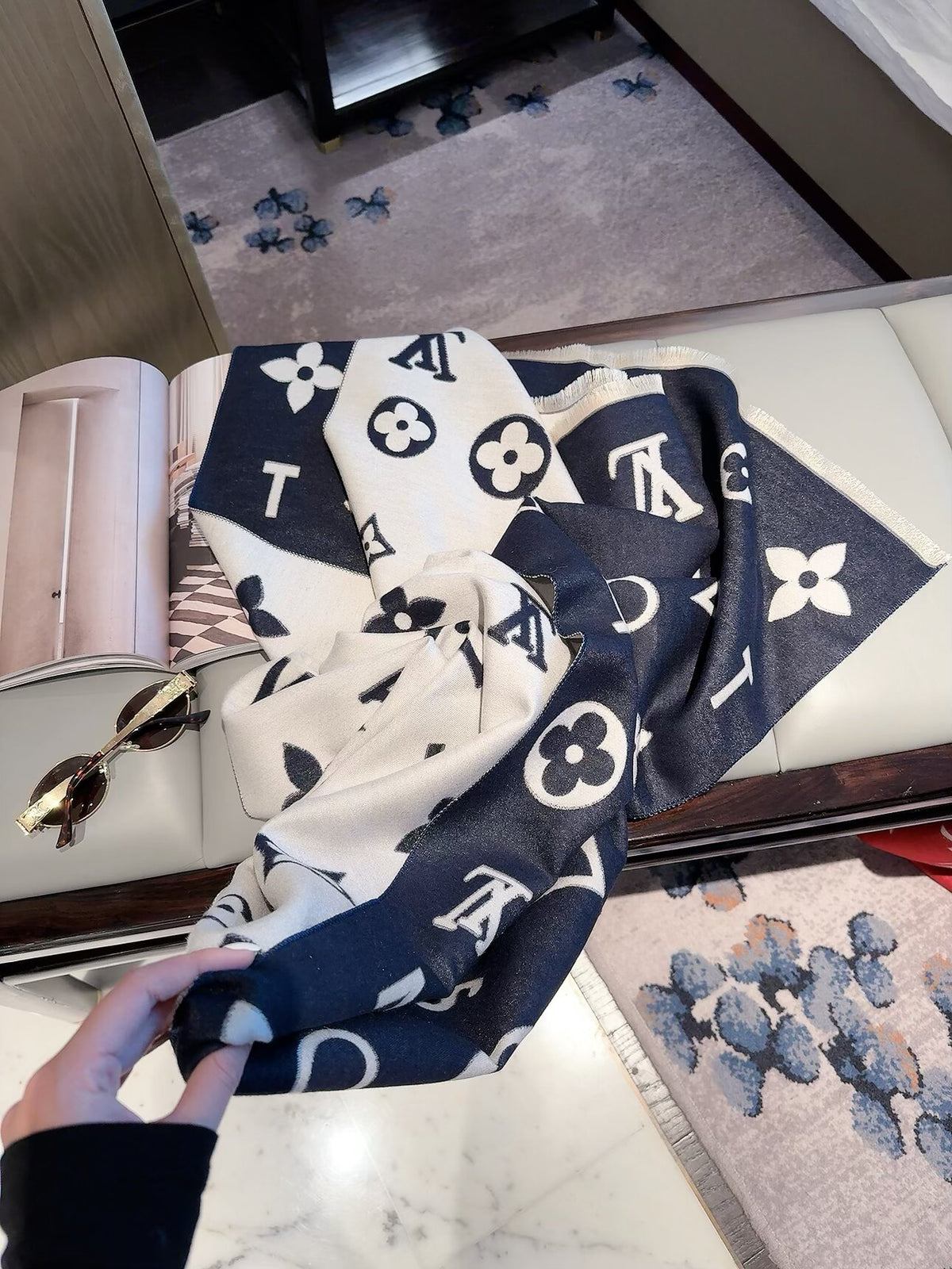 Louis Vuitton Style Oversized Motif Scarf product detail 7