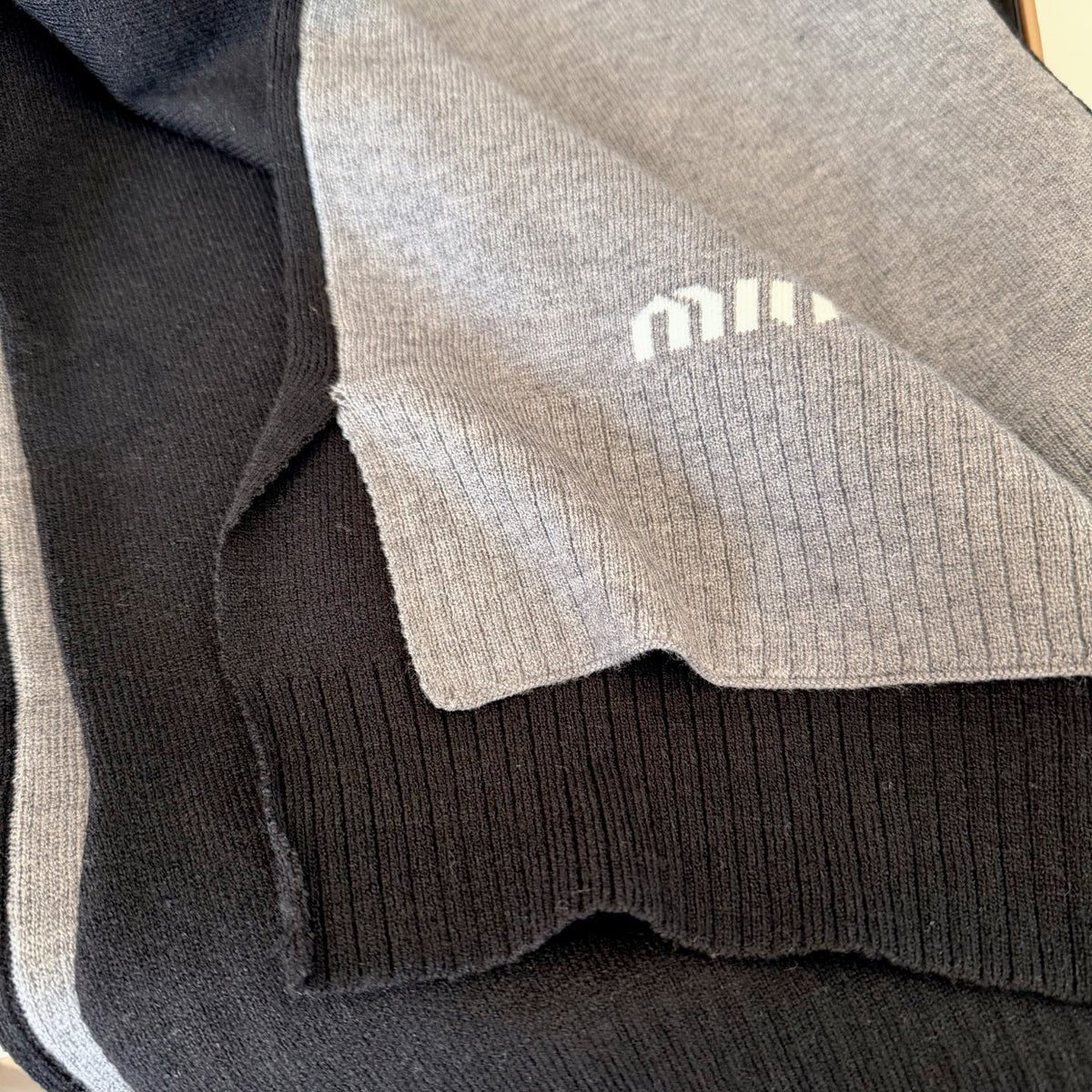 Miu Miu Style Two-Tone Rib-Knit Scarf product detail 8