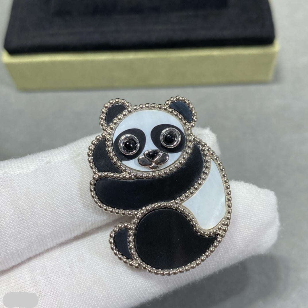 Van Cleef & Arpels Panda Brooch detail 1